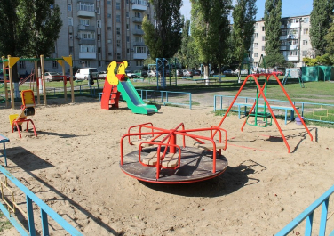 Установка детских площадок во дворах многоквартирных домов