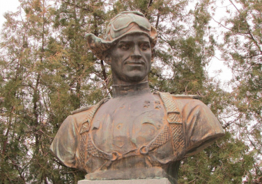 На Площади Героев установлен бюст дважды Герою Советского Союза Н.Д. Гулаеву.