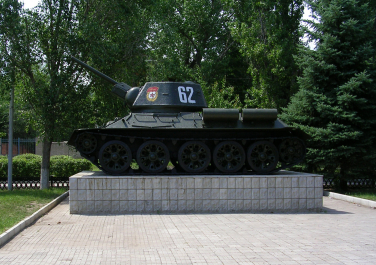 Каменск-Шахтинский, Танк Т-34-76 на площади Труда