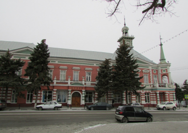 Двухэтажное здание с башней и двумя шпилями на углу улицы Московской и Петровского бульвара. В нем располагается Азовский краеведческий музей