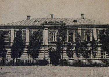 Здание построено в 1819 году. Бывшее четырёхклассное училище. Ныне вечерняя (сменная) общеобразовательная школа № 1