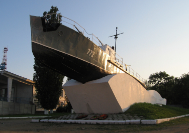 Таганрог, Катер-памятник морякам Азовской флотилии