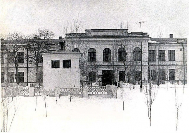 В 1925 г. в Каменске открылся педтехникум с 4-х годичным сроком обучения, именовавшийся "Шахтинско-Донецкий техникум"