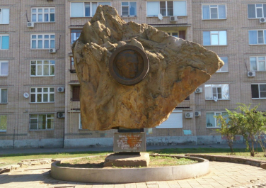 Волгодонск, памятнный знак столетия Димитрова