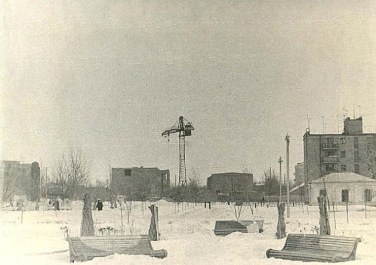 На переднем плане - площадь Труда, на заднем - строительство новой трехэтажной школы №11
