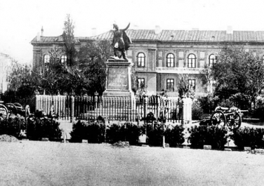 Памятник атаману Платову и дворец
