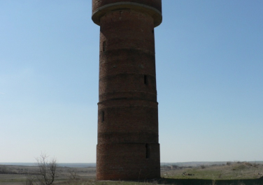 Заброшенная водонапорная башня находится на самой высокой точке, так что вид открывается незабываемый. 