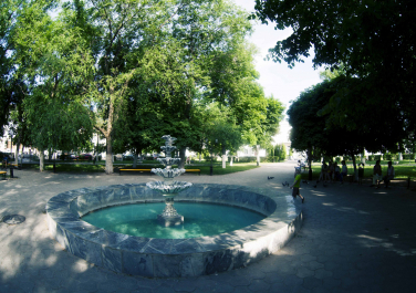 Обновлённый фонтан в сквере им. М.И.Платова, Достопримечательности