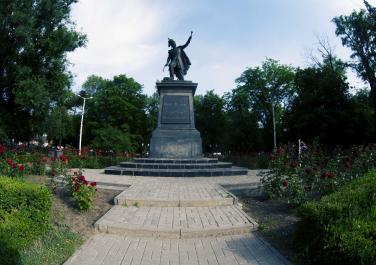 Памятник основателю города Матвею Ивановичу Платову, Достопримечательности