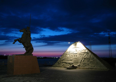 Памятник на набережной атаману Бакланову