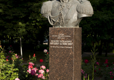 Памятник герою первой мировой войны графу Орлову-Денисову, Достопримечательности