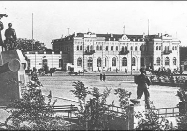 Вид на железнодорожный вокзал (Таганрог-2, Старый вокзал), слева - памятник "Ленин на броневике". Памятник разрушен в годы оккупации 1941-1943 годов., Достопримечательности