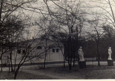 Кинотеатр Буревесник в парке