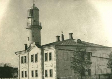 Таганрогский Маяк в 1898 году. Белое здание сохранилось в неизменном виде. Старый маяк разломали ввиду возможного обрушения - слишком большой крен он имел. Новый маяк построен рядом.