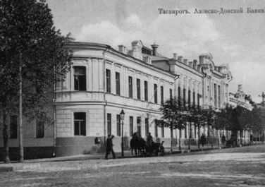 Вид на улицу Петровскую. На переднем плане - дом, где сейчас находится Сбербанк, далее - ЦВР.