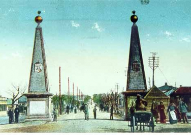 Колонны, установленные в честь победы над Наполеоном после войны 1812 года, означали въезд в город. Места называлось "Шлагбаум". Не сохранились. Неподалеку от первоначального положения восстановили уменьшенную копию одной колонны., Достопримечательности