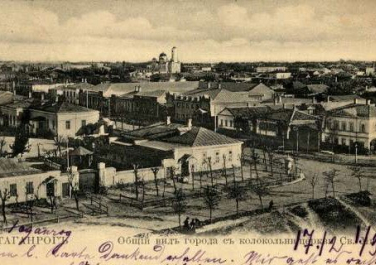 Вид на город с колокольни Михайловской церкви (район мол.завода). на переднем плане - пересечение нынешних переулка Смирновского и улицы Александровской. Вдали видна Митрофаниевская церковь в районе нынешнего Центрального рынка.