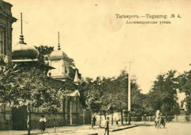  Чехова именовалась Александровской, до того момента пока её (Чехова) переименовали в Полицейскую. А.П.Чехов в 1861 году родился уже на Полицейской