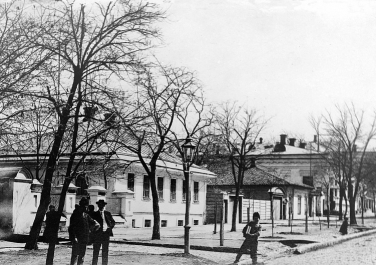 Петровская, там дальше библиотека Чехова , возможно это начало от кафешки Дежавю, а может я ошибаюсь.