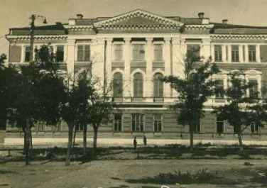 4-классное женское училище. Не сохранилось, располагалось за нынешним сквером у памятника Чехову, примерно на территории нынешней автостоянки у центрального рынка.