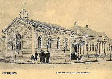 Профессорский дом.Николаевский детский приют (Благотворительного общества) - открыт 18(06).12.1851 в домовладении, пожертвованном купцом Сари. Находился в Успенском (Добролюбовском) переулке, в длинном одноэтажном доме с колоннами