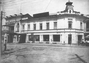 Пересечение Петровской и Тургеневского, это был дом братьев Багдасаровых гостиница, ресторан и т.д., потом с угла был ресторан "Прибой" переименованный в 1970-х в "Волну"