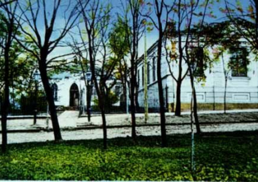Лютеранская церковь (если смотреть на памятник таганрогским подпольщикам, находилась слева от них во дворах), Достопримечательности