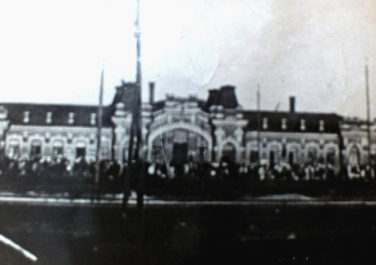 Первый из известных снимков батайского железнодорожного вокзала.