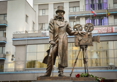 Памятник Александру Ханжонкову 
