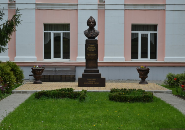 Памятник Суворову возле входа в лицей №27 им. А.В. Суворова (Ростов-на-Дону)