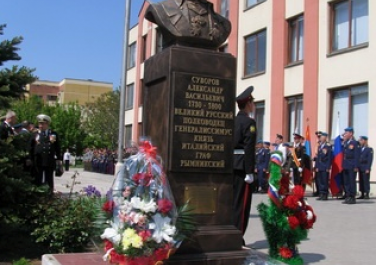 Памятник Суворову возле входа в лицей №27 им. А.В. Суворова (Ростов-на-Дону)