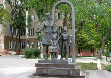 Памятник учительнице