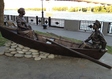 Скульптурная композиция «Григорий и Аксинья в лодке»
