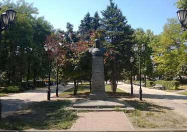 Памятник Д.Д. Лелюшенко