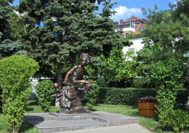 Скульптура «Нахалёнок» у речного вокзала (Ростов-на-Дону)