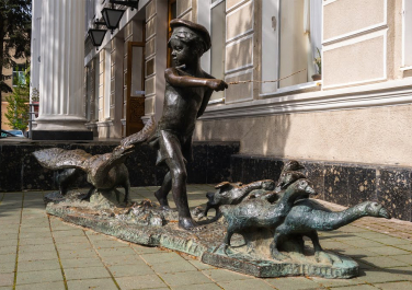 Скульптура «Нахалёнок» возле входа в ЗАГС