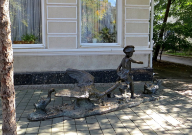 Скульптура «Нахалёнок» возле входа в ЗАГС (Ростов-на-Дону)