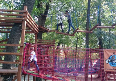  Детский веревочный парк "Monkey's Park",  бульвар Комарова, 23