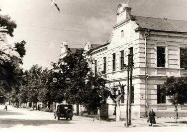 Петровский бульвар (бывший К. Маркса) пересечение с ул. Ленинградской, Азов
