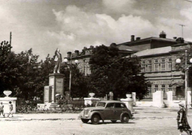 Памятник Ленину у школы № 1, Петровский бульвар, Азов