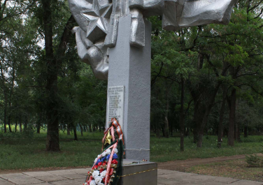 Зерноград, Братская могила