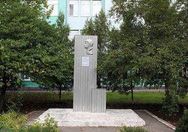 Зерноград, памятная стела пионеру-герою
