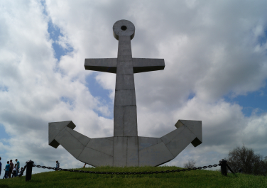 Матвеев Курган, Монумент «Якорь» в честь 30-летия освобождения Матвеев-Кургана
