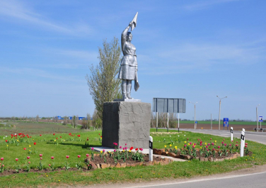 Матвеев Курган, памятник «Регулировщица»