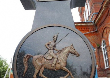 Константиновск, стела с крестом к 200-летию Отечественной войны