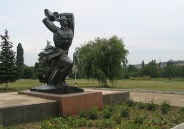 Красный Сулин, Памятник погибшим воинам, Достопримечательности