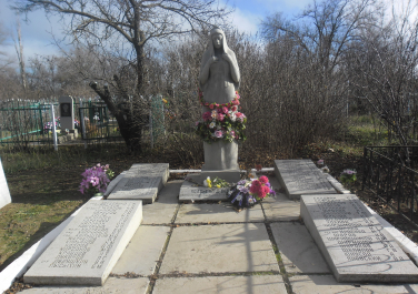 Орловский, памятник «Скорбящая мать на могиле погибших сыновей…»