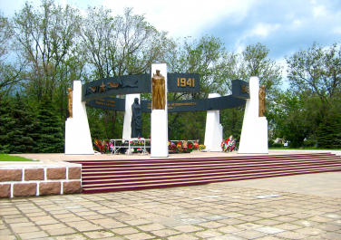 Орловский, Братская могила-мемориал павшим воинам 1943 года, Современные, Профессиональные, Достопримечательности