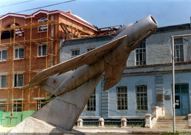 Миллерово, Самолёт-памятник МиГ-17