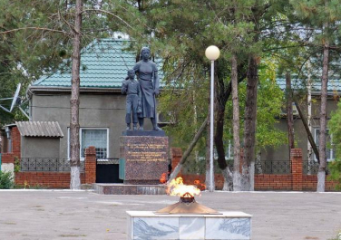 Песчанокопское, Памятник «Фронтовой вдове и матери солдата»